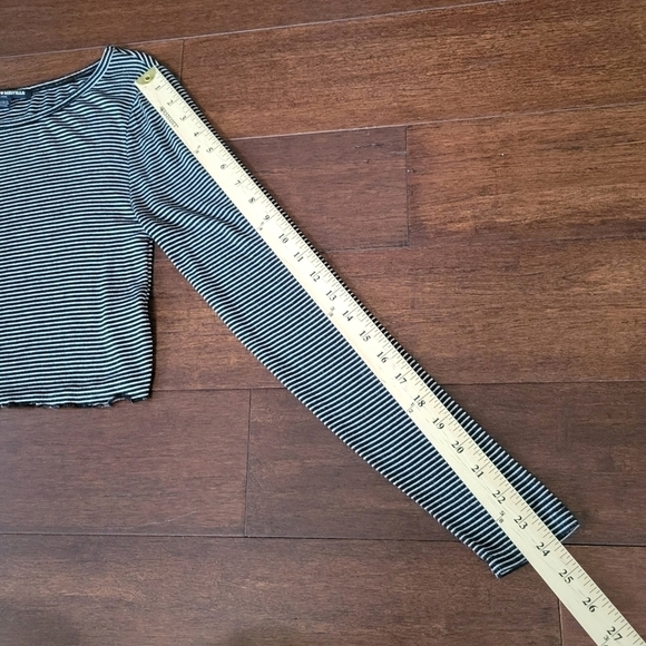 Brandy Melville Black & White Striped Long Sleeve Lettuce Hem Crop Top Fits XS/S - Picture 10 of 10